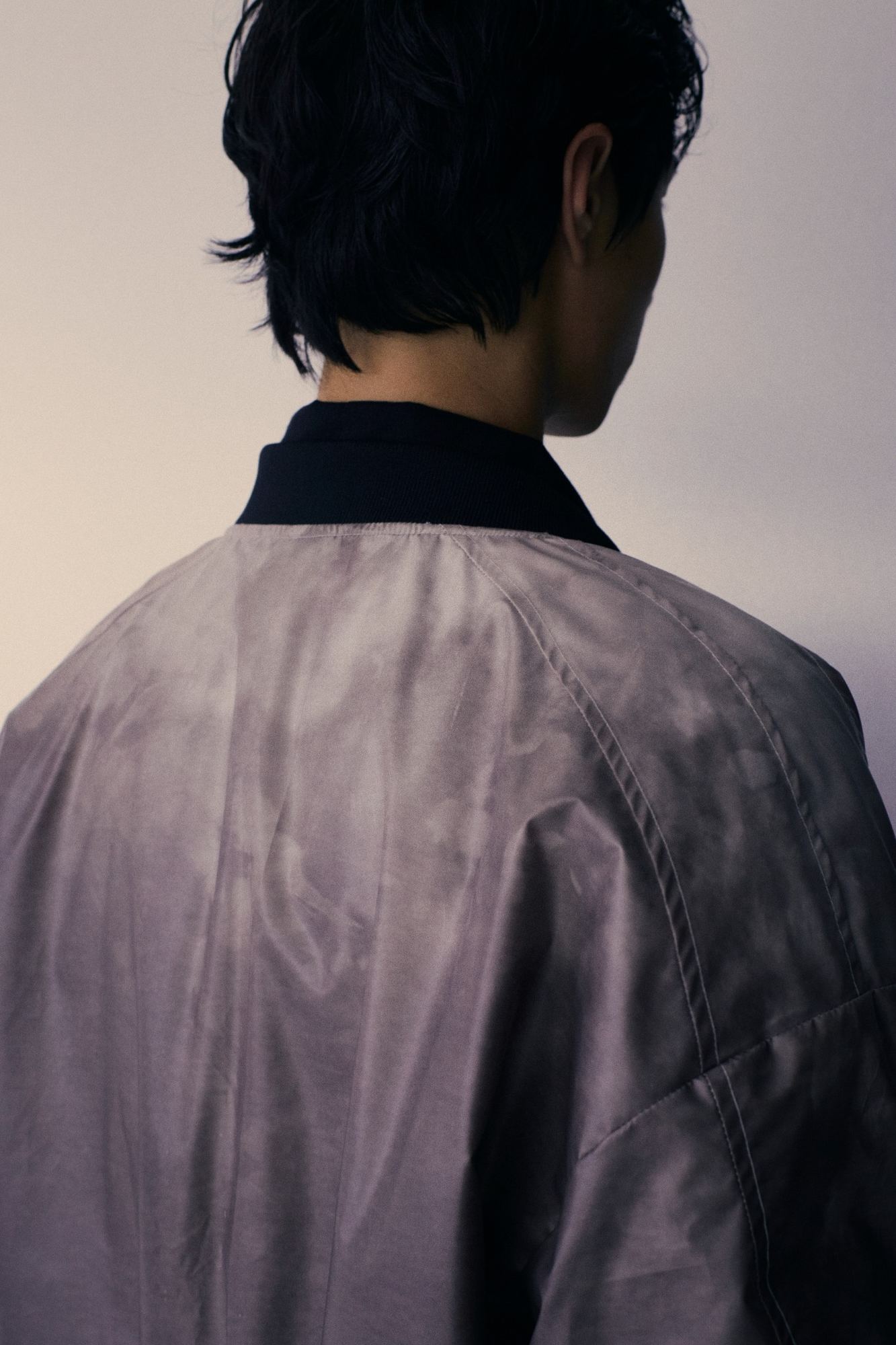 Cận chất liệu áo bomber ánh xám tím