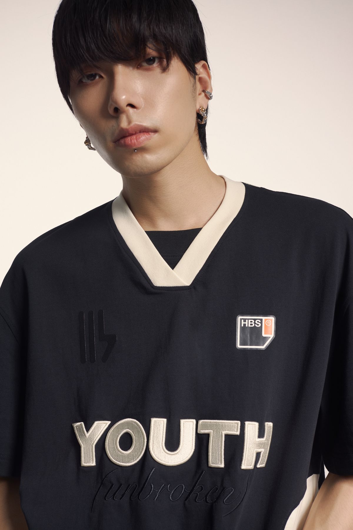 Người mẫu mặc áo đen in chữ YOUTH